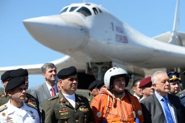 Министар одбране Венецуеле Владимир Падрино Лопес поред Ту-160 - Sputnik Србија