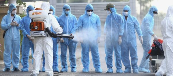 Здравствени радник дезинфикује долазне пацијенте са ковидом 19 у Ханоју у Вијетнаму Здравствени радник дезинфикује долазне пацијенте са ковидом 19 у Ханоју у Вијетнаму - Sputnik Србија