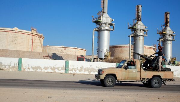 Припадници Либијске националне армије Халифе Хафтара пролазе поред нафтног постројења Зуејтина западно од Бенгазија - Sputnik Србија