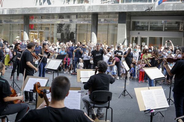 Iznenadni koncert Beogradske filharmonije na ulici /video, foto/ Iznenadni koncert Beogradske filharmonije na ulici /video, foto/ - Sputnik Srbija