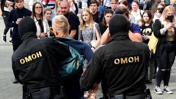 Pripadnici specijalnih snaga beloruske policije privode demonstrante na protestu u Minsku - Sputnik Srbija