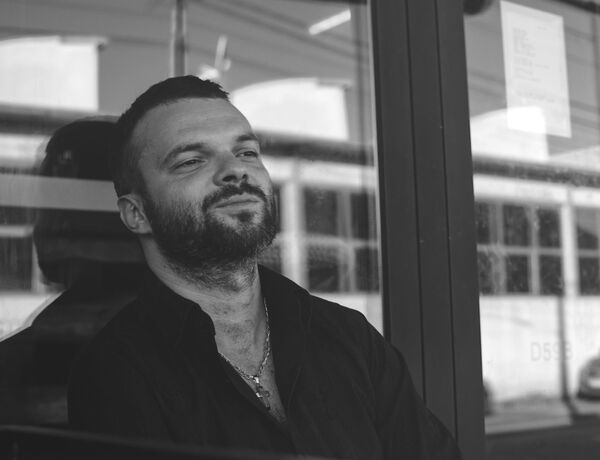 Propitivanje stvarnosti: Poezija između poroka, strasti i uzvišene duhovnosti Propitivanje stvarnosti: Poezija između poroka, strasti i uzvišene duhovnosti - Sputnik Srbija
