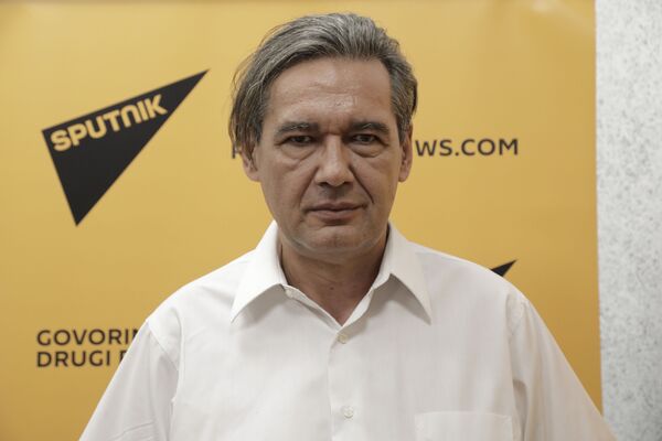 Propitivanje stvarnosti: Poezija između poroka, strasti i uzvišene duhovnosti Propitivanje stvarnosti: Poezija između poroka, strasti i uzvišene duhovnosti - Sputnik Srbija
