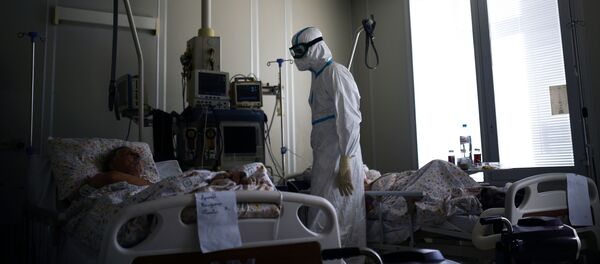 Лекар и пацијенти у болници за оболеле од ковида 19 Лекар и пацијенти у болници за оболеле од ковида 19 - Sputnik Србија