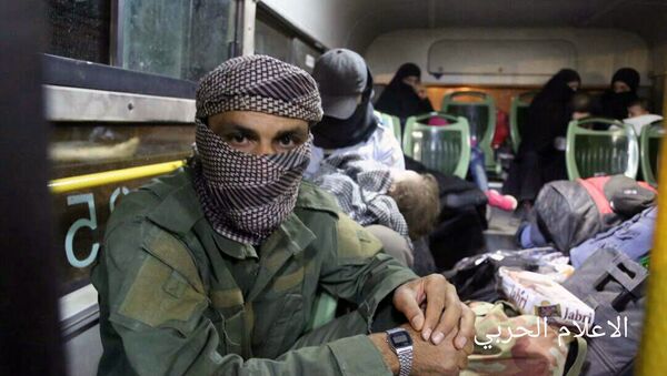 Militanti povezani sa Al Kaidom sede u autobusu sa porodicama, nakon evakuacije iz grada Arsal, u blizini sirijske granice, na severoistoku Libana - Sputnik Srbija