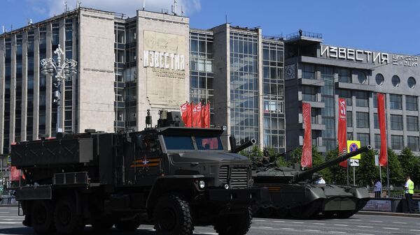 Višecevni raketni lanser TOS-2 Tosočka na Paradi pobede u Moskvi - Sputnik Srbija