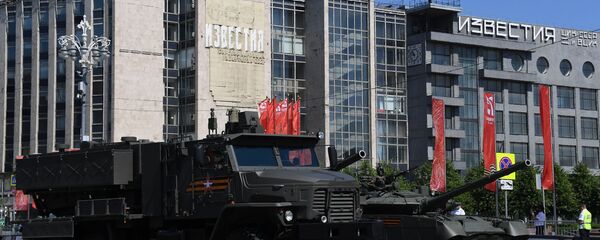 Višecevni raketni lanser TOS-2 Tosočka na Paradi pobede u Moskvi - Sputnik Srbija