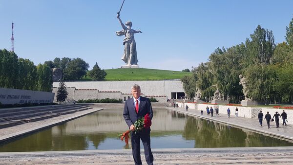Лазански положио цвеће на спомен обележје херојима Стаљинграда - Sputnik Србија
