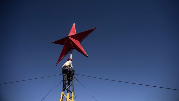 Crvena zvezda postavljena na zgradi - Sputnik Srbija