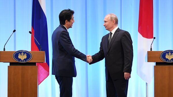Јапански премијер Шинзо Абе и председник Русије Владимир Путин на заједничкој конференцији за медије након састанка у Осаки - Sputnik Србија