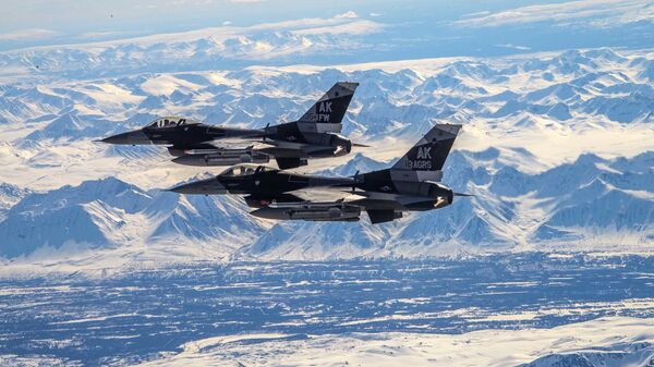 Два америчка ловца Ф-16 Фајтинг фалкон лете изнад Аљаске - Sputnik Србија