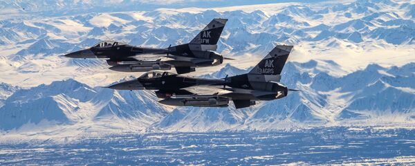 Два америчка ловца Ф-16 Фајтинг фалкон лете изнад Аљаске - Sputnik Србија