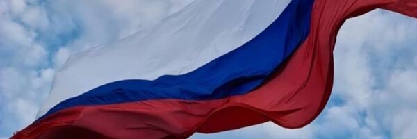 Zastava Ruske Federacije vijori se na tvrđavi u Zvečanu. - Sputnik Srbija