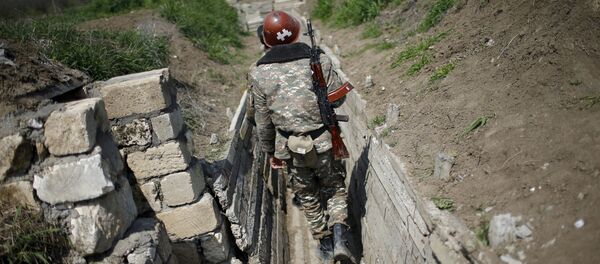 Јерменски војник на положајима у близини границе са Нагорно-Карабахом - Sputnik Србија