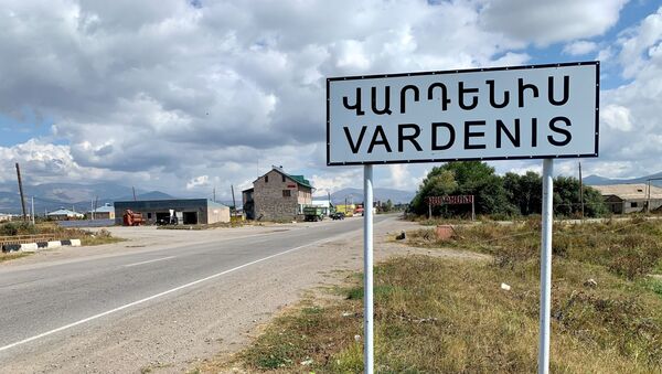 Саобраћајни знак на улазу у јерменски град Варденис - Sputnik Србија