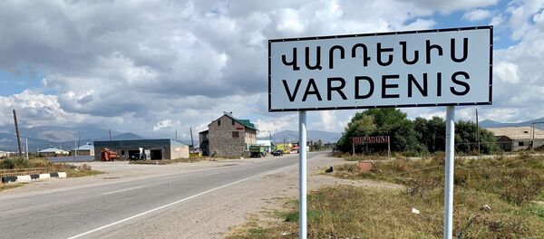 Саобраћајни знак на улазу у јерменски град Варденис - Sputnik Србија