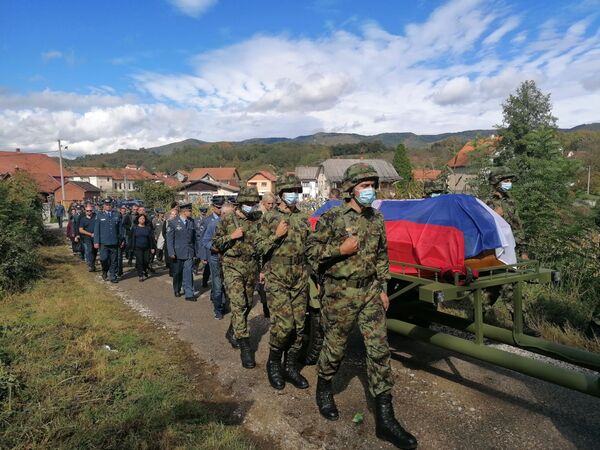 Сахрањени пилоти Звонко Васиљевић и Дејан Крсник Сахрањени пилоти Звонко Васиљевић и Дејан Крсник - Sputnik Србија