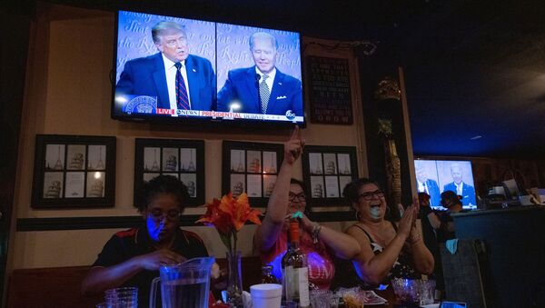 Posetioci kafića u Kaliforniji prate debatu dvojice predsedničkih kandidata, Donalda Trampa i Džoa Bajdena, na izborima u SAD. - Sputnik Srbija
