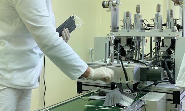 Новак на Ролан Гаросу са сребрном маском – специјалним српским изумом? /фото/ - Sputnik Србија