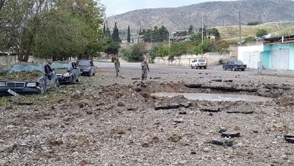 Uništeni automobili i krater od vazdušnog napada azerbejdžanskih snaga na Nagorno-Karabah - Sputnik Srbija