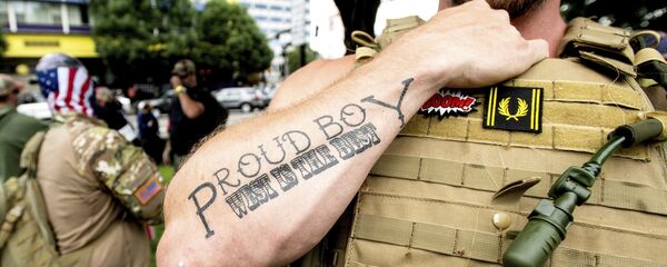 Припадник групе Поносни момци Припадник групе Поносни момци - Sputnik Србија