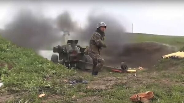 Јерменски војник пуца из топа на контакт линији у Нагорно-Карабаху - Sputnik Србија