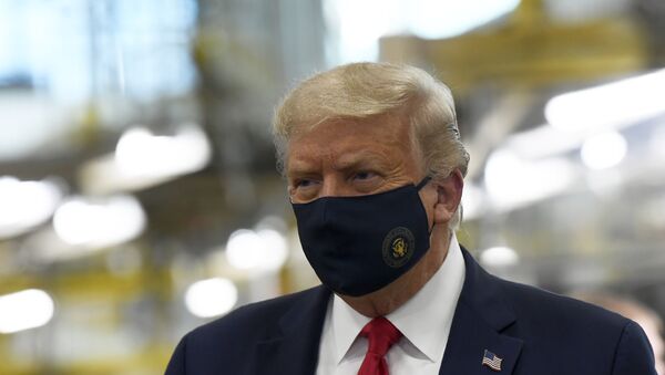 Američki predsednik Donald Tramp sa zaštitnom maskom na licu - Sputnik Srbija