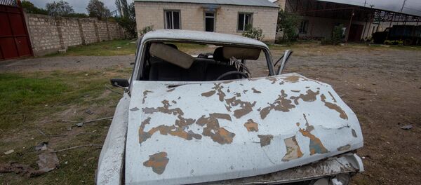 Уништен аутомобил и кућа у предграђу Степанакерта у Нагорно-Карабаху - Sputnik Србија