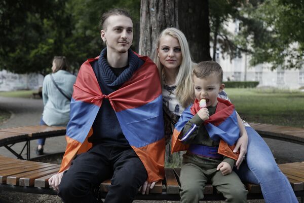 У част невиних жртава: Положени венци у Земуну за цивиле настрадале у Нагорно-Карабаху /видео/ У част невиних жртава: Положени венци у Земуну за цивиле настрадале у Нагорно-Карабаху /видео/ - Sputnik Србија