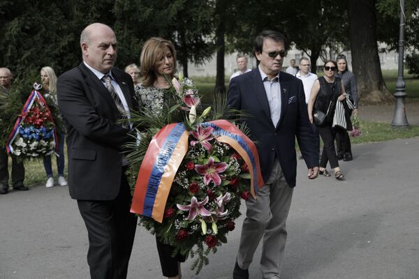 У част невиних жртава: Положени венци у Земуну за цивиле настрадале у Нагорно-Карабаху /видео/ У част невиних жртава: Положени венци у Земуну за цивиле настрадале у Нагорно-Карабаху /видео/ - Sputnik Србија