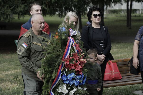У част невиних жртава: Положени венци у Земуну за цивиле настрадале у Нагорно-Карабаху /видео/ У част невиних жртава: Положени венци у Земуну за цивиле настрадале у Нагорно-Карабаху /видео/ - Sputnik Србија