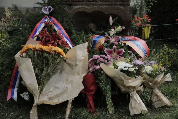 У част невиних жртава: Положени венци у Земуну за цивиле настрадале у Нагорно-Карабаху /видео/ У част невиних жртава: Положени венци у Земуну за цивиле настрадале у Нагорно-Карабаху /видео/ - Sputnik Србија