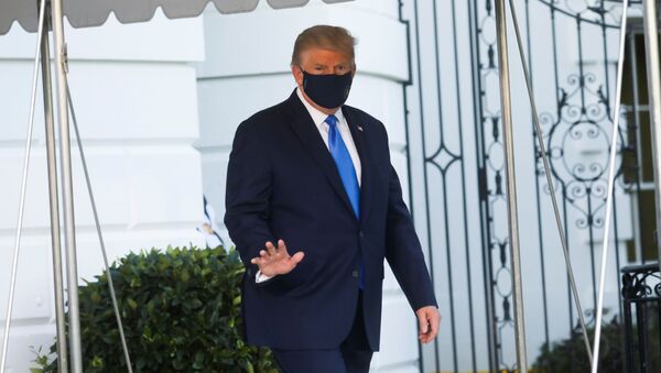 Američki predsednik Donald Tramp odlazi iz Bele kuće u bolnicu - Sputnik Srbija
