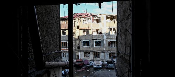 Zgrade oštećene u granatiranju glavnog grada Karabaha, Stepanakertu Zgrade oštećene u granatiranju glavnog grada Karabaha, Stepanakertu - Sputnik Srbija