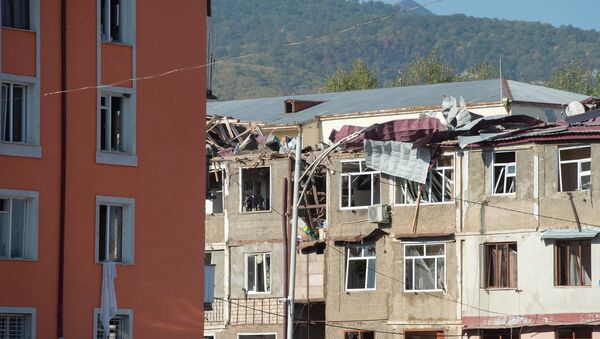 Stambene zgrade uništene u granatiranju Stepanakerta u Nagorno-Karabahu - Sputnik Srbija