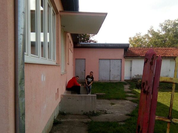 Mrak, albanska vika i repetiranje pištolja: Posle napada na srpsku decu na Kosovu, selom vlada strah - Sputnik Srbija