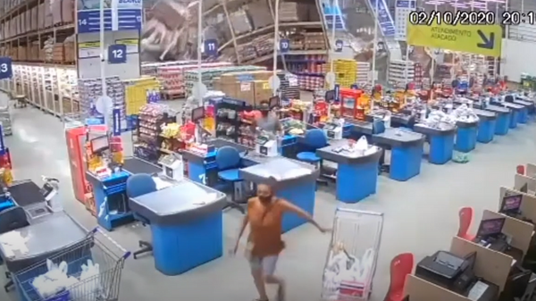 Срушиле се полице у бразилском супермаркету - Sputnik Србија