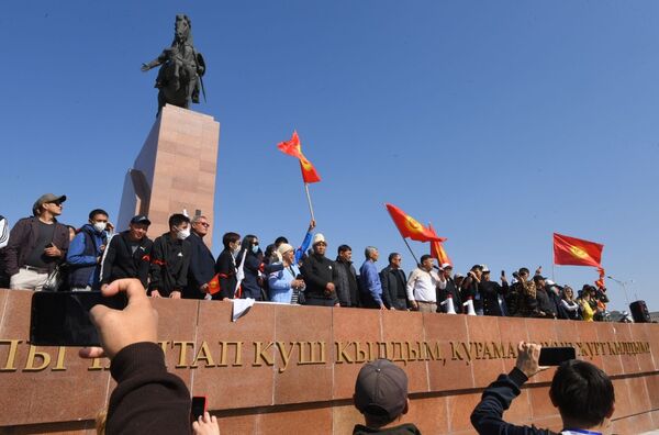 Дан после избора у Киргизији: У Бишкеку протести, полиција баца сузавац и димне бомбе /видео/ Дан после избора у Киргизији: У Бишкеку протести, полиција баца сузавац и димне бомбе /видео/ - Sputnik Србија