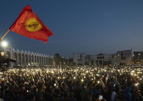 Анархија у Киргизији: Председник нестао, парламент горео, на улицама револуција… /видео, фото/ Анархија у Киргизији: Председник нестао, парламент горео, на улицама револуција… /видео, фото/ - Sputnik Србија