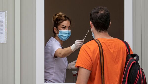 Medicinska sestra uzima bris tokom testa na virus korona na Institutu za virusologiju „Torlak“ u Beogradu - Sputnik Srbija