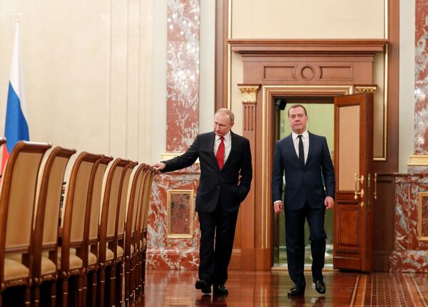 Putin sa bivšim premijerom Dmitrijem Medvedevim uoči sastanka sa članovima Vlade. - Sputnik Srbija