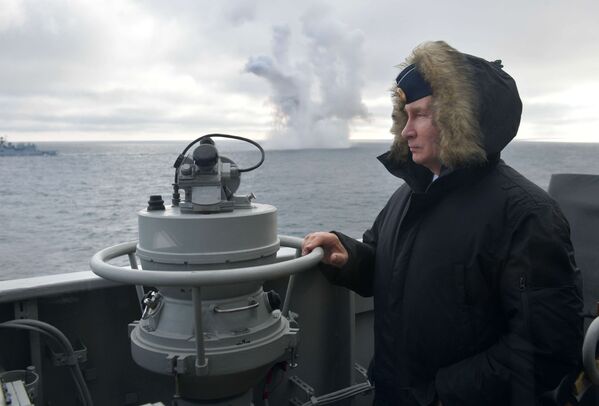 Putin na raketnoj krstarici Maršal Ustinov tokom vojnih vežbi u Crnom moru. - Sputnik Srbija