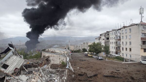 Дим се вије након азербејџанског гранатирања главног града Нагорно-Карабаха, Степанакерта - Sputnik Србија