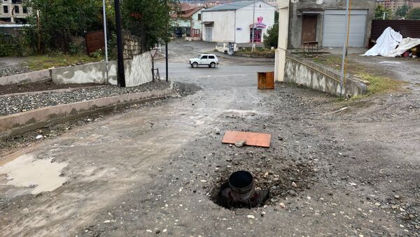 Неексплодирана ракета система Смерч на улици у Степанакерту, Нагорно-Карабах - Sputnik Србија