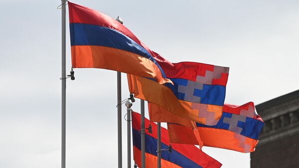Заставе Нагорно-Карабаха и Јерменије на Тргу Слободе у Степанакерту - Sputnik Србија