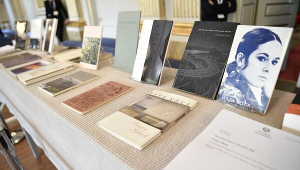 Књиге Луиз Глик изложене у свечаној сали Шведске академије - Sputnik Србија
