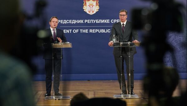 Predsednik Srbije Aleksandar Vučić i komesar za proširenje EU Oliver Varheji - Sputnik Srbija