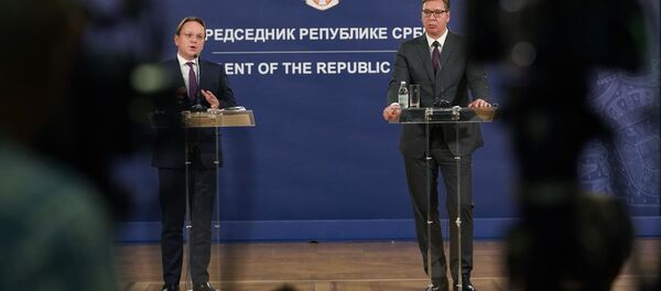Председник Србије Александар Вучић и комесар за проширење ЕУ Оливер Вархеји - Sputnik Србија