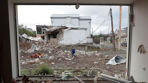 Уништене куће у гранатирању Степанакерта у Нагорно-Карабаху - Sputnik Србија