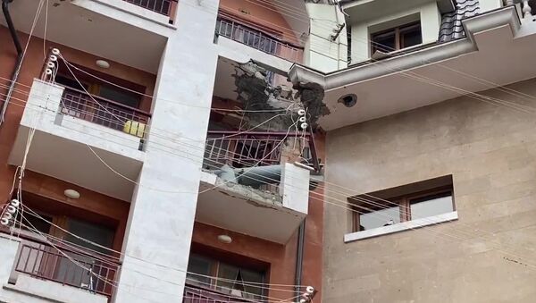 Raketa ispaljena iz sistema Smerč pala je na terasu stambene zgrade u centru Stepanakerta tokom sukoba u Nagorno-Karabahu - Sputnik Srbija